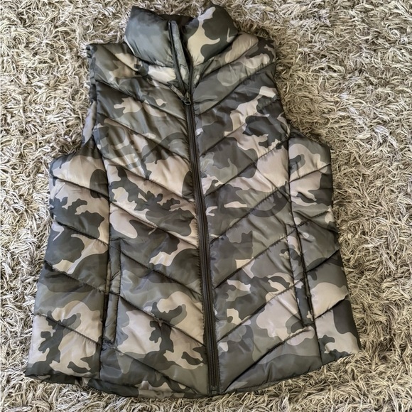 SO Quilted Vest Army Green Camouflage Womens Large EUC Puffer Full Zip Up Pocket - Picture 1 of 5